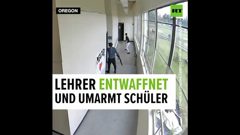 Entwaffnendes mitgefühl lehrer umarmt schüler mit schrotflinte