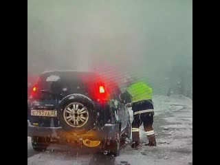 На алтае полицейский на ногах бросился в погоню