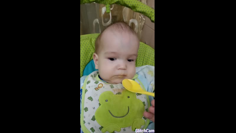 Кушает кашу