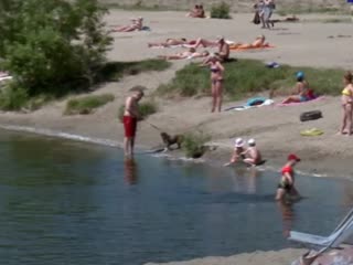 В новосибирске школьницу избили пятеро взрослых за пляжное полотенце