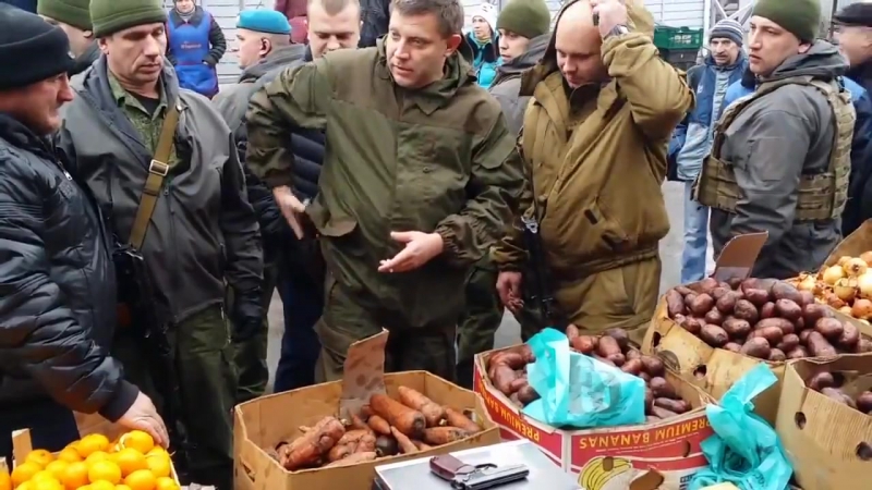 Захарченко пистолетом проверил весы на рынке донецка