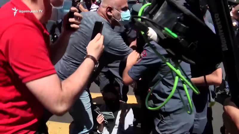 Բհկ պատգամավորները փորձեցին փողոց փակել, ոստիկանությունը հեռացրեց