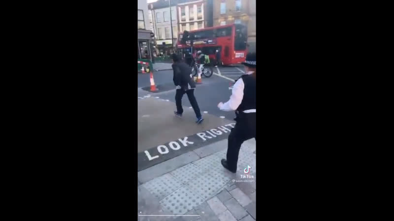 Женщины полицейские задерживают нарушителя