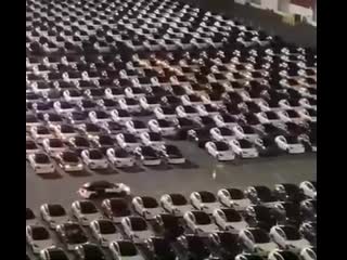 Обновление программного обеспечения автомобилей тесла на заводском паркинге (vhs video)