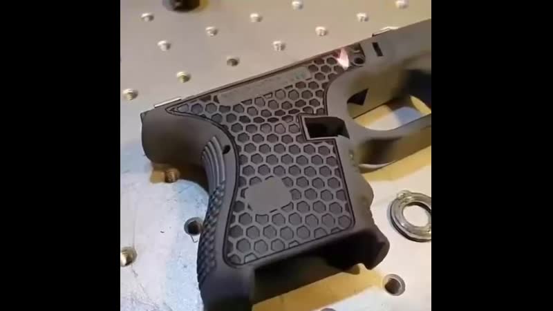 Лазерная гравироа рукояти пистолета glock (vhs video)