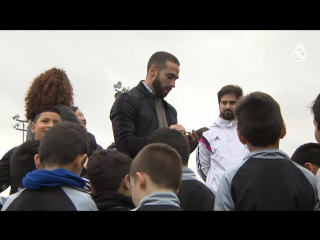 Dani carvajal visits pupils at the foundations school in leganés