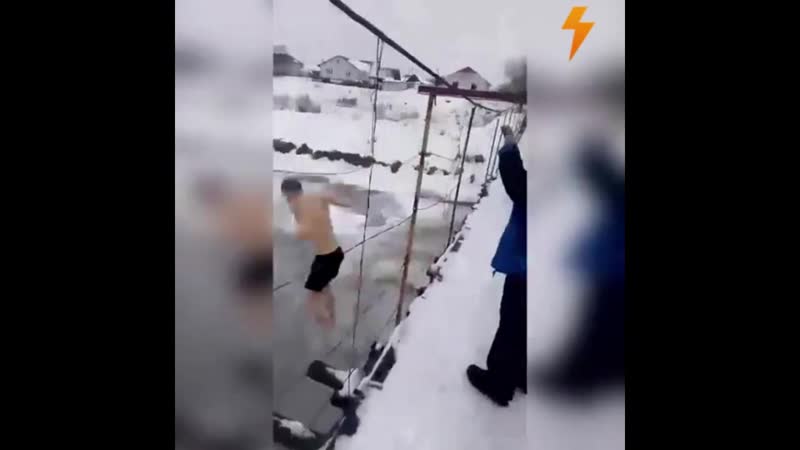 У оршы мужчына скочыў з моста проста на лёд і ледзьве не загінуў