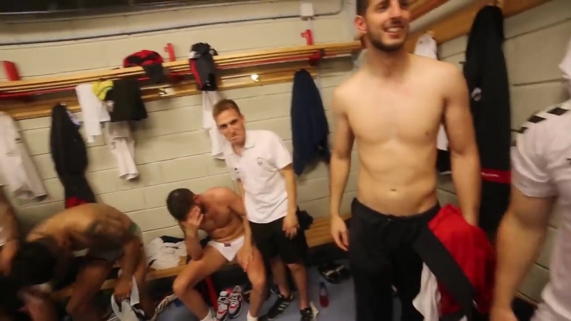 Invasion del carlos belmonte y fiesta en el vestuario tras el ascenso a 2 del albacete balompie