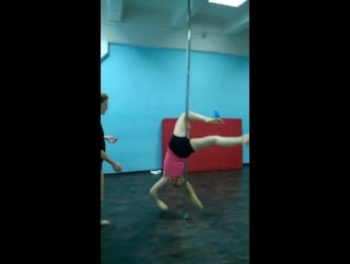 Настя осваивает комбинация со стойкой