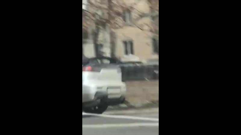 В симферополе женщина гуляет голая по улице