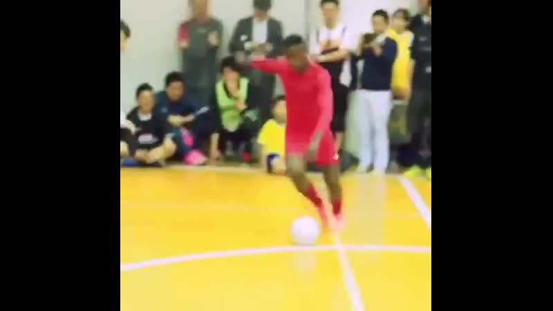 Винисиус показывает скилл