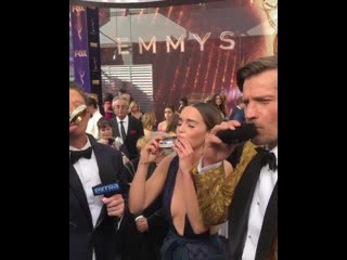 Emilia e nikolaj fazem um brinde de tequila no emmy 2019