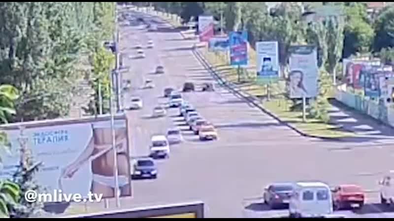 Тройное дтп на проспекте водитель фольксвагена пытался промчать между двумя легковушками не получилось @