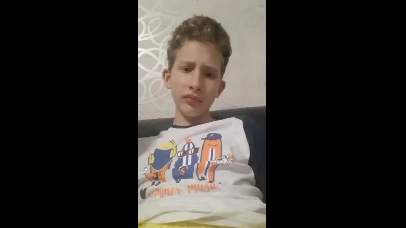 Ебнутый на голову швейн снимает на камеру свой писюн