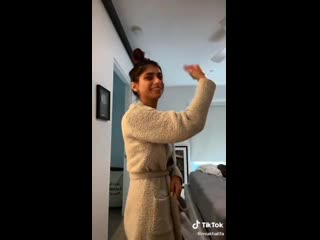 Мия халифа танцует под baila conmigo