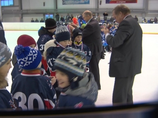 Хоккеист заглядывает в камеру