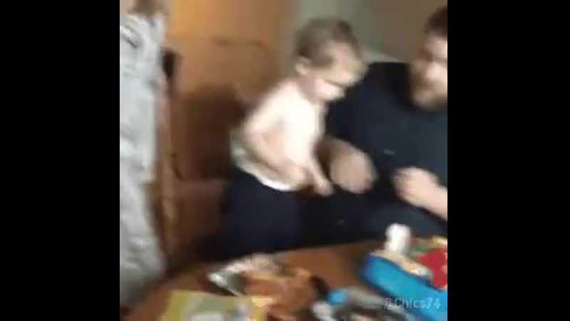 Несколько необычный способ задуть свечу на торте особенно в его возрасте