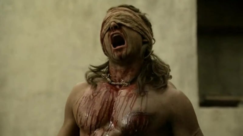 Ганник вышел на бой с закрытыми глазами спартак боги арены [ spartacus gods of the arena сериал]