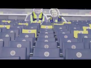 No puede ser más bonito el emotivo homenaje del fenerbahçe a los abuelos ihsan y mümtaz i marca