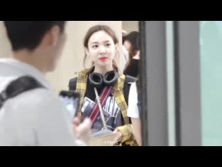 Happy 18 years to nayeon's best airport fashion, when she arrive from vietnam 😂 "why choose when you can wear everthing"