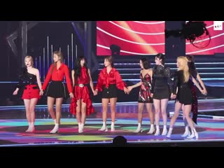 Did you see that? mina bowed along with them in the middle 😭