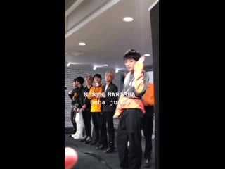 Me and my friend keep calling him, end up, he waved at us 디크런치 d crunch 현호 hyunho @dia crunch