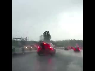 Молния ударили два раза по машине 720 mp4