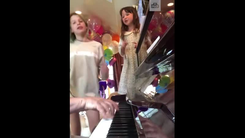 Дочери миллы йовович 18 летняя эвер андерсон и 18 летняя дэшиел спели русскую песню «антошка»