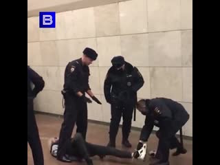 Выпивший пассажир превратил в шоу свое задержание на станции московского метро