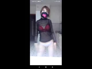 Показывает попку и трусики друг вокруг