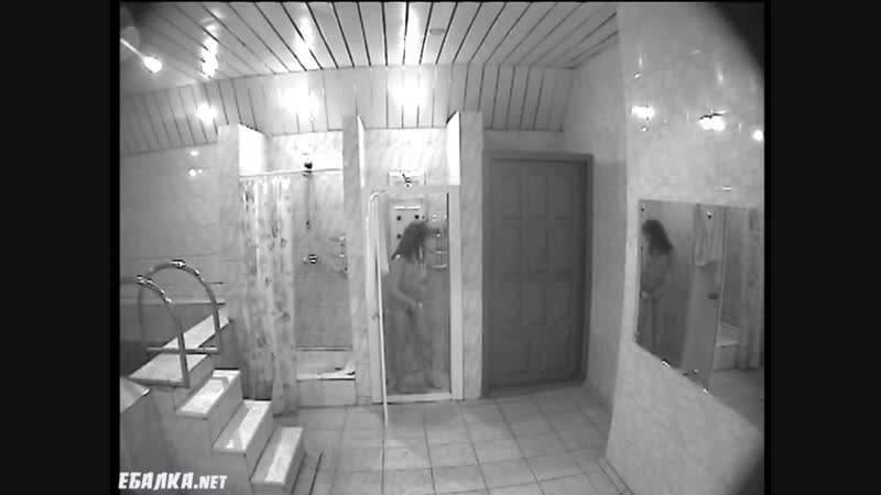Skrytaya kamera v saune snimaet kak devushki moyutsya i kupayutsya