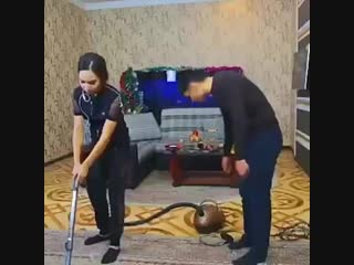 Жена пылесосит