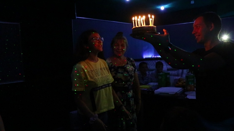 Лиане 13 задувает свечки