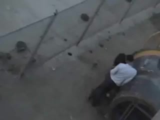 Подглядывает за поцелуями и дрочкой влюбленной парочки у