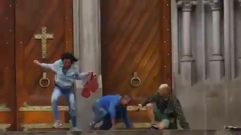 Бездомный погиб спасая прохожую от агрессивного поведения другого бездомного с пистолетом