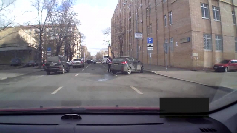 Дама подбила bmw x6