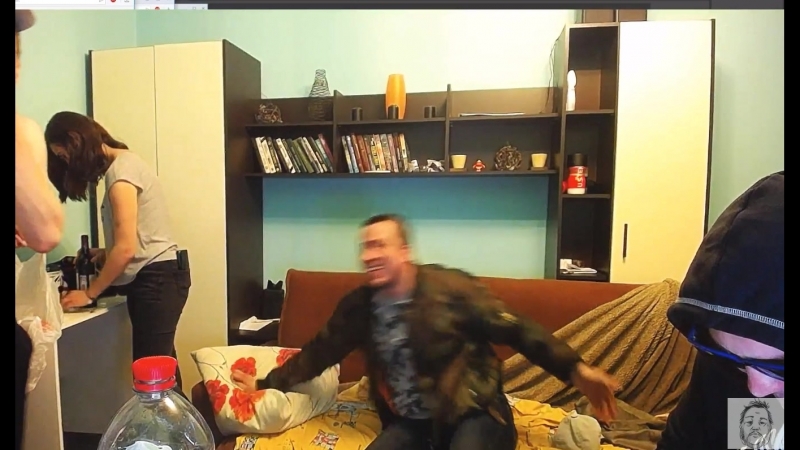 Мазоха лапает чужую девушку, 1й раз девочка не реагирует, ей нравится