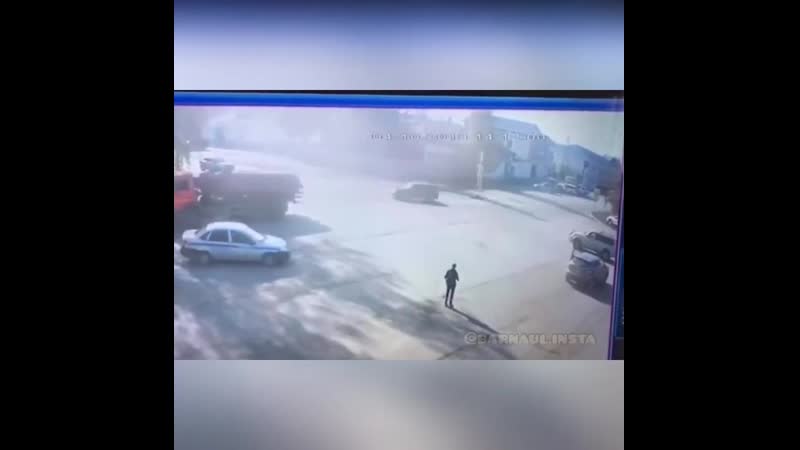 Момент дтп в тальменке, камаз сбил женщину