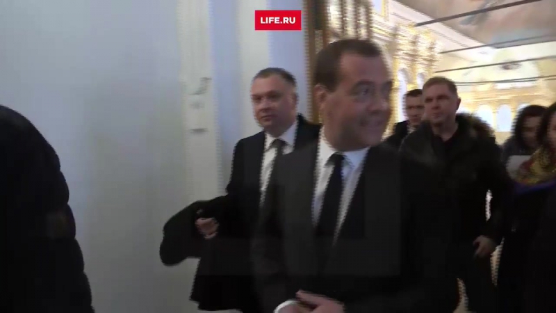 Медведев только улыбнулся в ответ на вопрос об участии в выборах