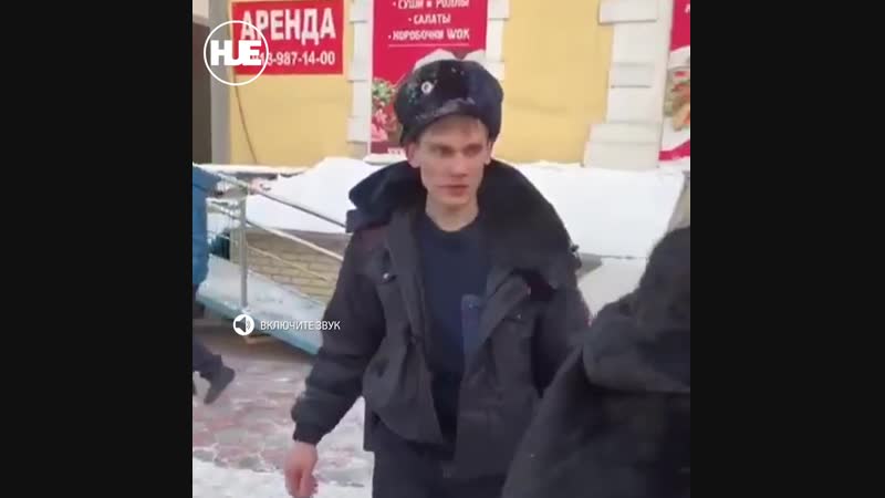 В новосибирске произошла потасоа между полицейским и пожилым мужчиной