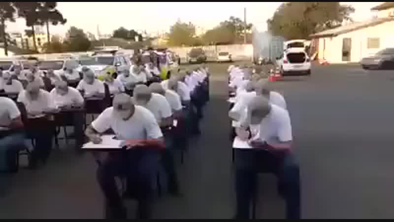 Полицейские из бразилии сдают экзамены под аккомпанемент отвлекающих факторов