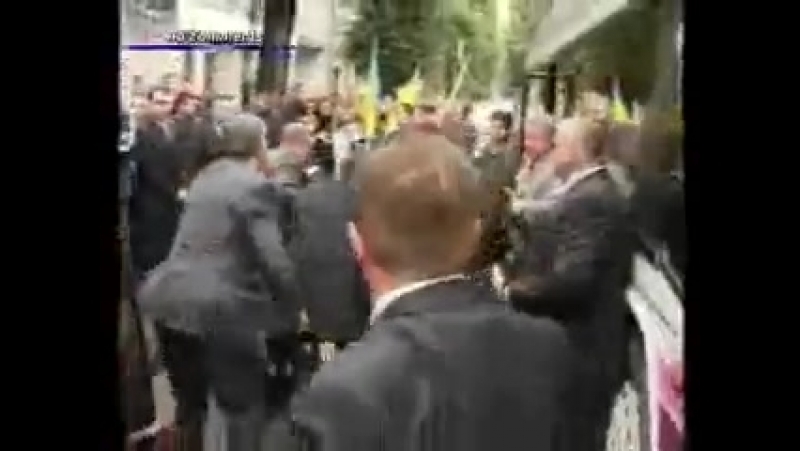 В януковича кинули яйцом он упал! (ивано франковск, 2004)
