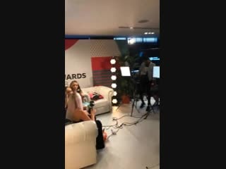 Little mix siendo entrevistadas por @bbcr1 en backstage @littlemix (1)