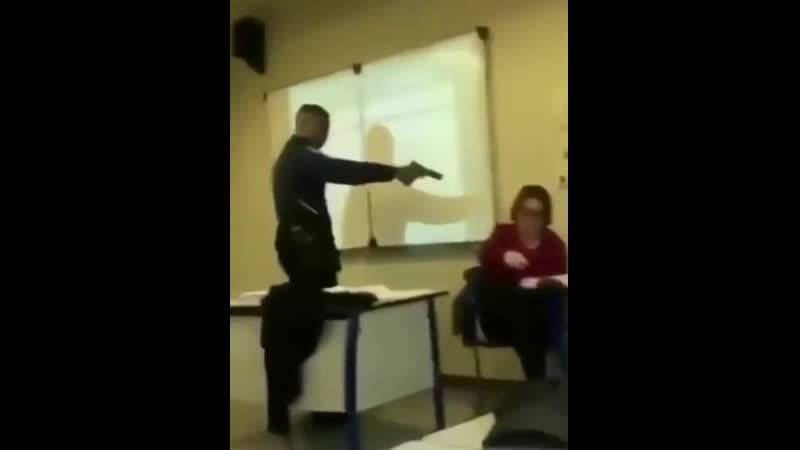 Исламский бешенец тычет стволом в учительницу французской школы