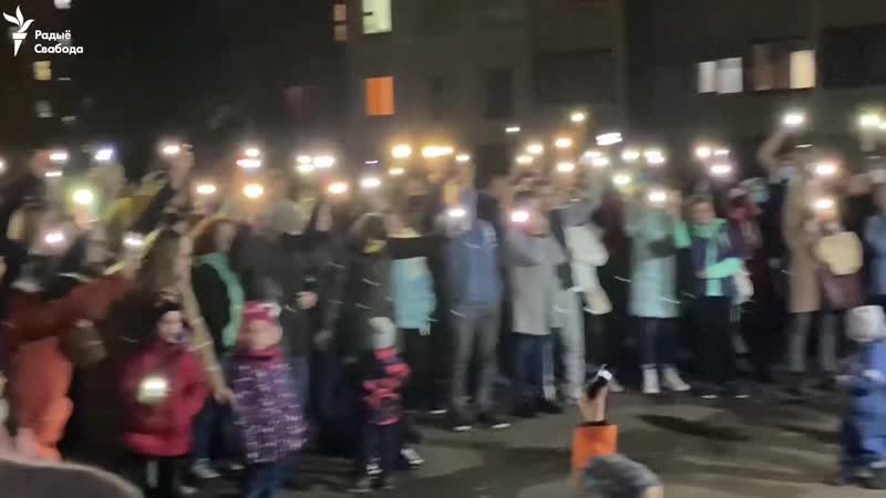 Лявон вольскі сьпявае ў менскім дворыку