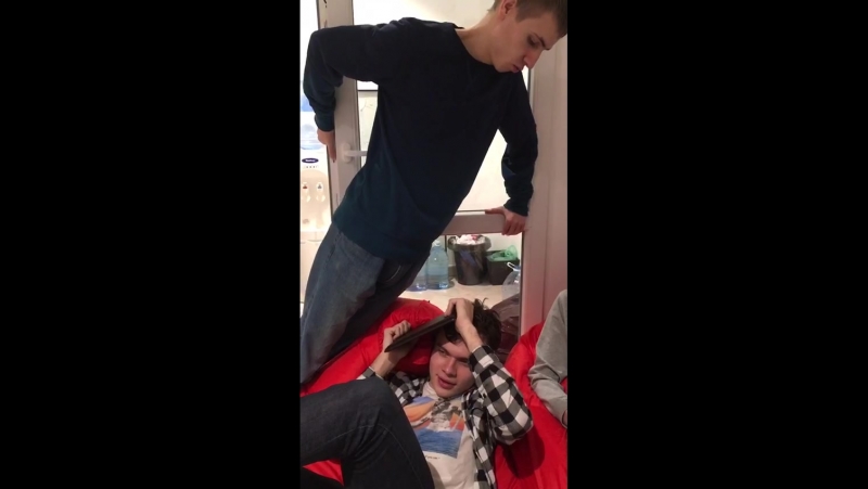 Титаник наткнулся на айсберг