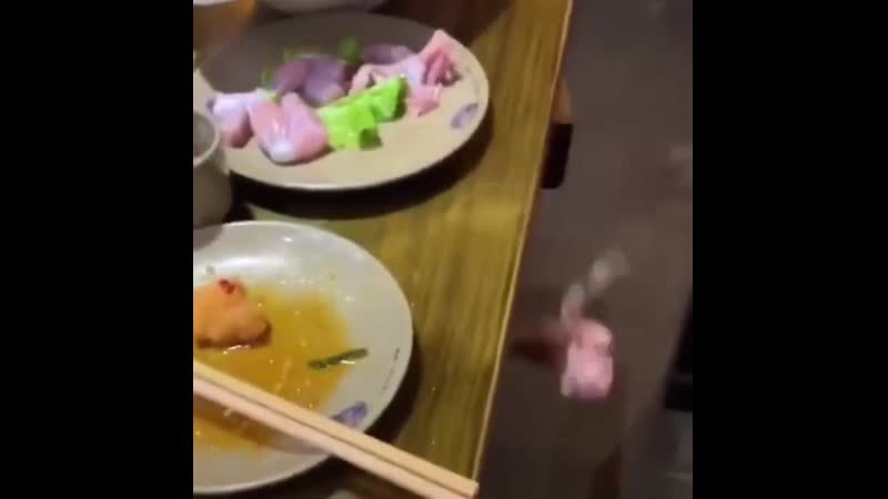 Грудка вылезла из тарелки