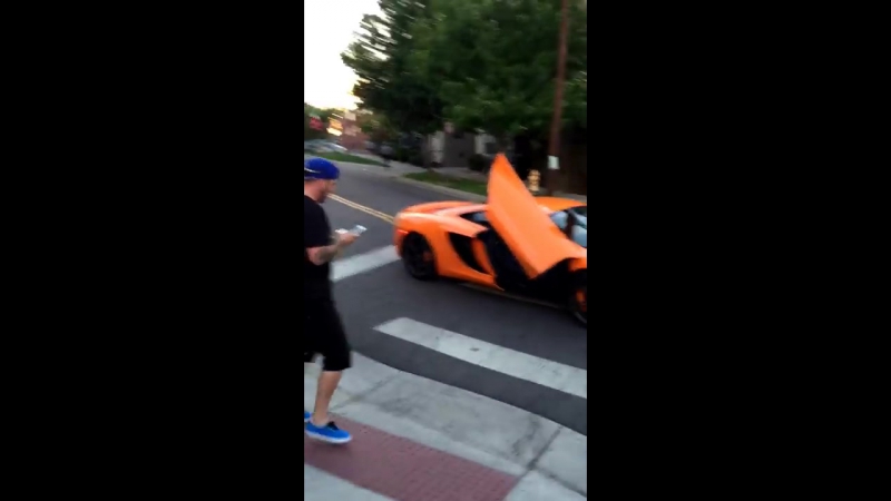 Скейтбордист отомстил водителю mclaren