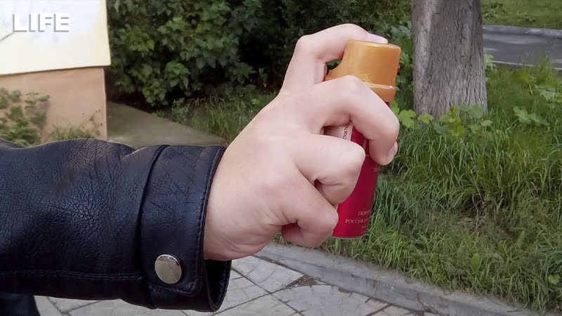 Мать распылила перцоу в лицо молодые, прогнавшим её ребёнка с качелей