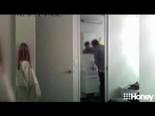 Мужчина проникал в ванную комнату соседки и чесал свои гениталии зубной щеткой девушки